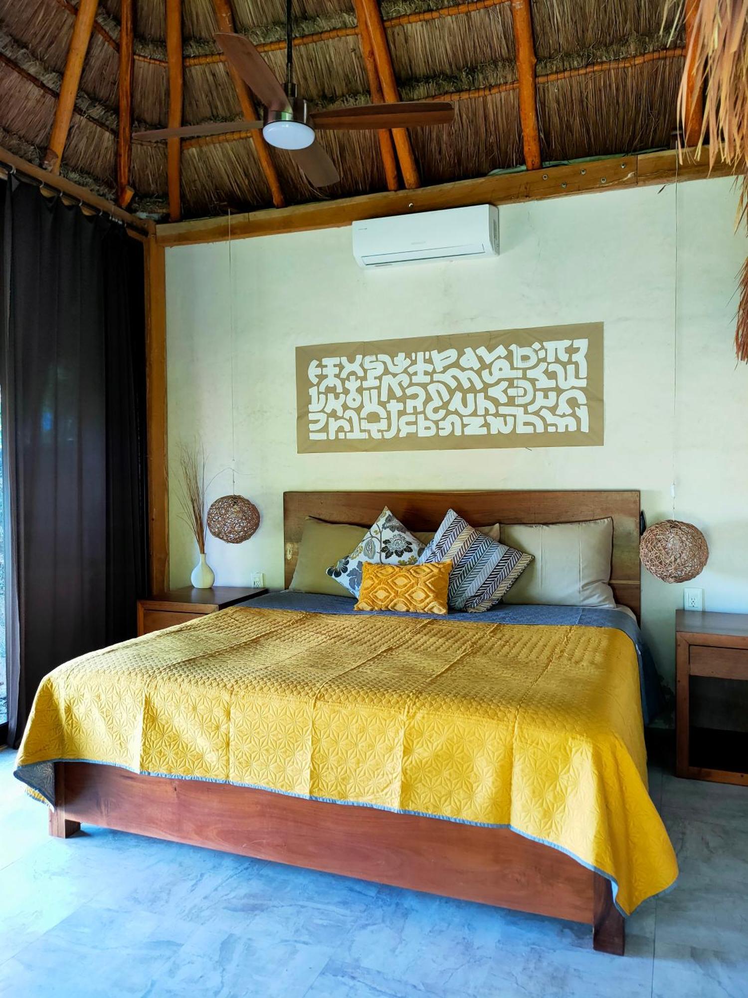 Ensueno, Lagoon Private Front *